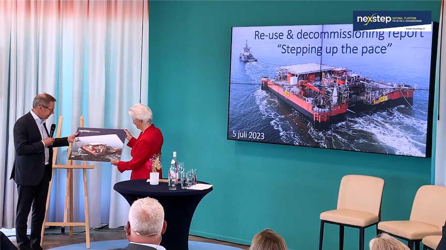 Bericht Sybilla Dekker neemt jaarrapport Nexstep in ontvangst bekijken